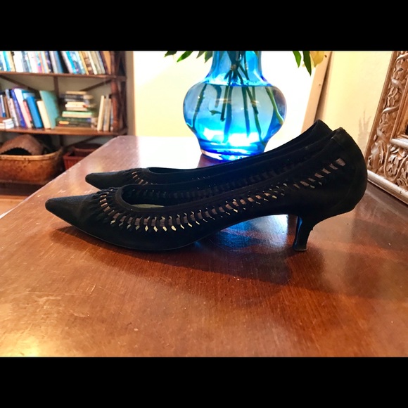 Sigerson Morrison Point Toe Kitten Heel Pumps - Picture 3 of 5